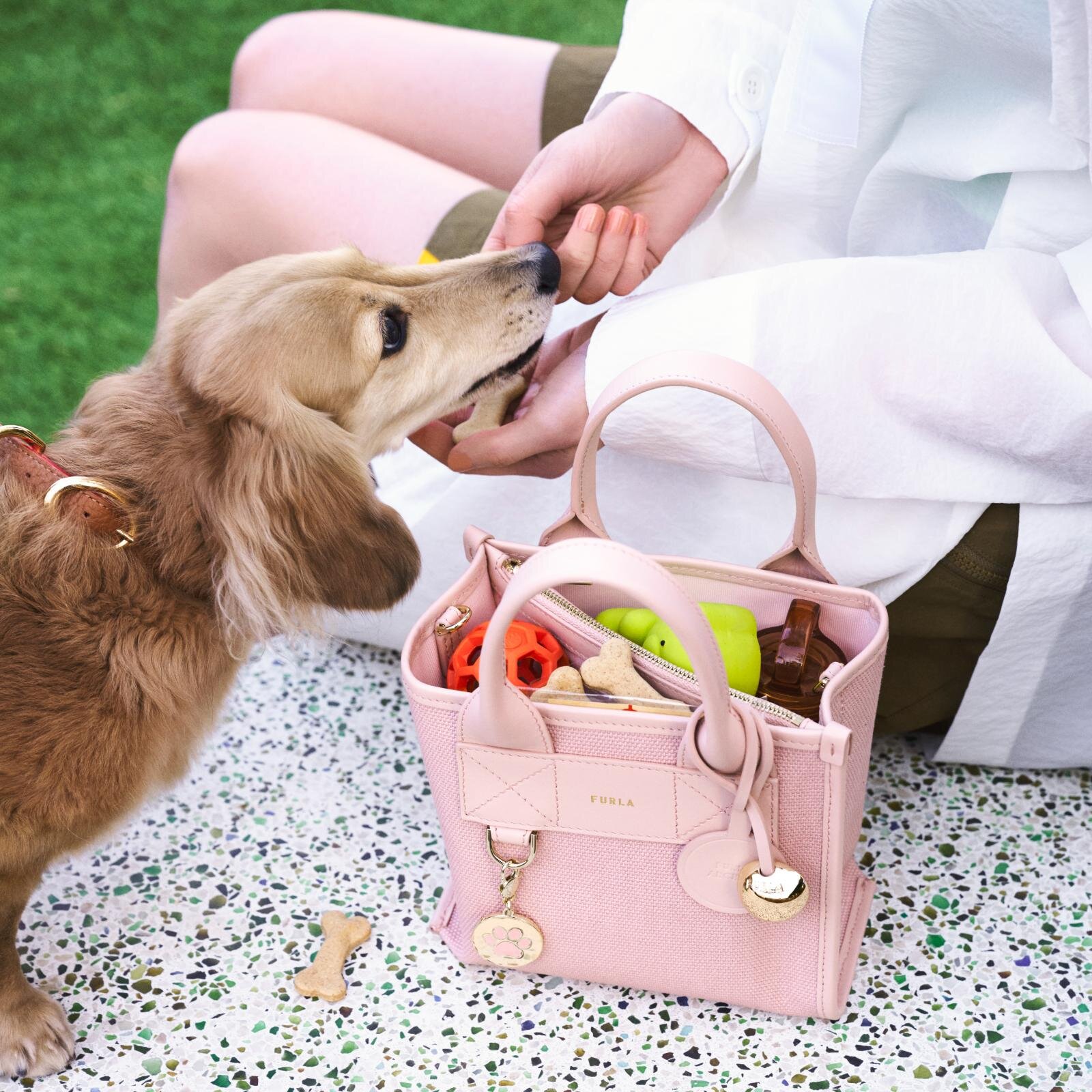 フルラ「ディバイド イット」“斜め仕切り”の新作トートバッグ、ピンクやブルーのパステルカラーで | 写真