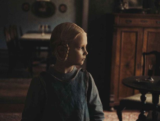 北ドイツの農場を舞台に、異なる時代を生きる4人の少女が体験する不可解な出来事を描く『落下音』