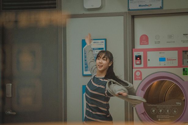 たった一人の家族である母を失ったイニョンは、それでも強く生きていく