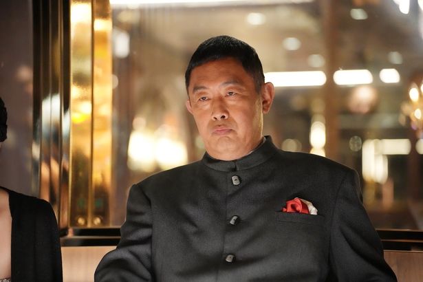 【写真を見る】免許返納から逃げる南条(舘ひろし)を更なるピンチへと追い詰める反社のボス金子(内藤剛志)