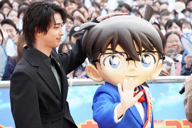 【写真を見る】横浜流星、コナンくんに頭ぽんぽん！