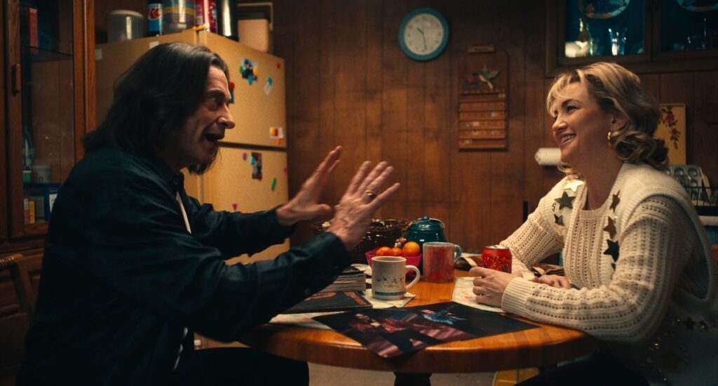 深夜に自宅で即興セッション!?『ソング・サング・ブルー』初デート後の2人の姿を捉えた本編歌唱シーンをチラ見せ｜最新の映画ニュースならMOVIE WALKER PRESS