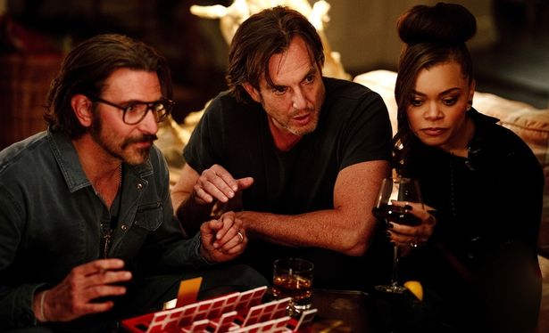 【写真を見る】実生活でも親友であるブラッドリー・クーパーとウィル・アーネットが、劇中でも息の合った友情を披露