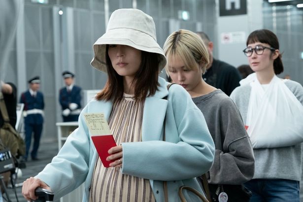税関検査に並ぶ和歌子(有村架純)と密輸仲間の麻由(南沙良)と清恵(黒木華)