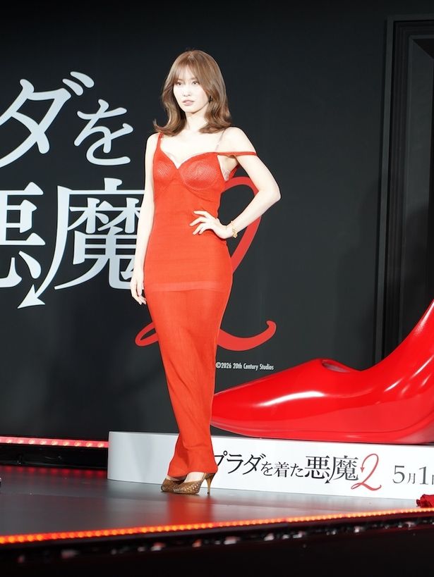 キリッとした表情でポーズを決めるMOMO