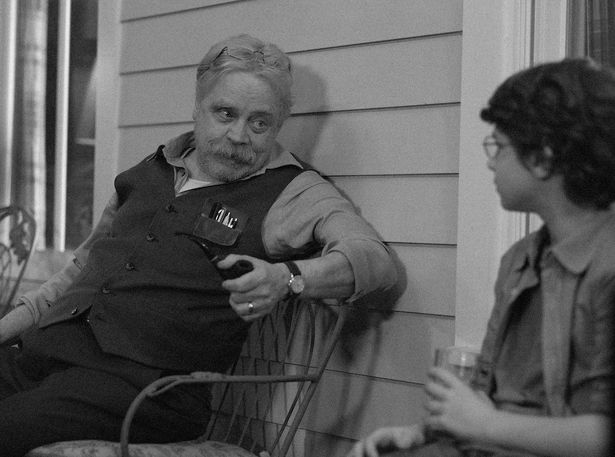 【写真を見る】まるで本物の祖父と孫！名優マーク・ハミルと幼いチャック役ベンジャミン・パジャックの撮影現場での様子