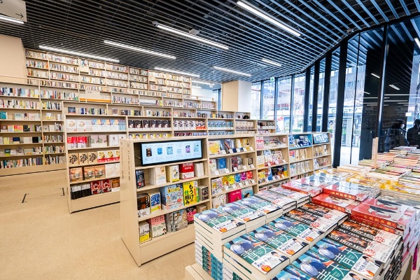 中央の通路から両サイドの壁に向けて、段々に高くなる棚がいくつも並ぶ、1階の「知の渓谷」と名づけられた売り場