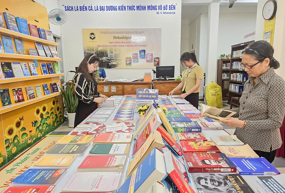 書籍展示「1975年春の大勝利 ― ホーチミン時代の勝利の叙事詩」