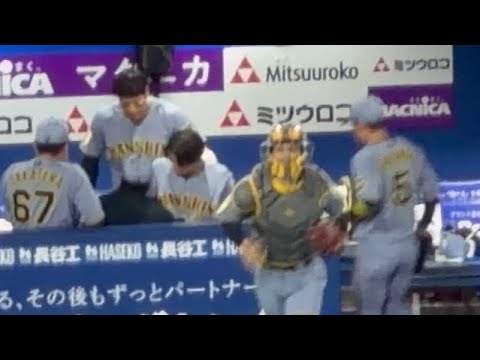 顔面タッチされた中野拓夢！ベンチにペットボトルを投げつけて佐藤輝明が心配する！