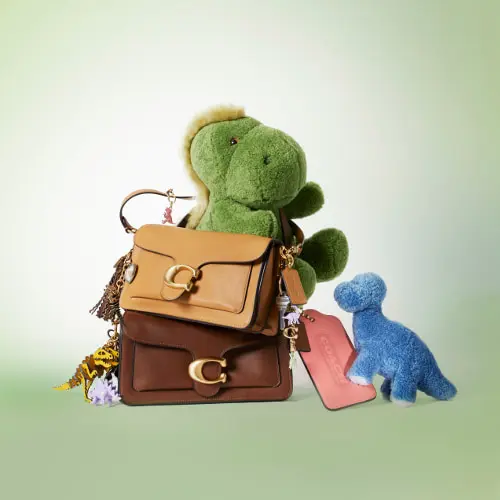 タビー ショルダー バッグ 26・レキシー チャームズ各￥187,000
レキシー コレクティブル・シアリング￥66,000
バディ ダイナソー バッグ チャーム・シアリング￥42,900