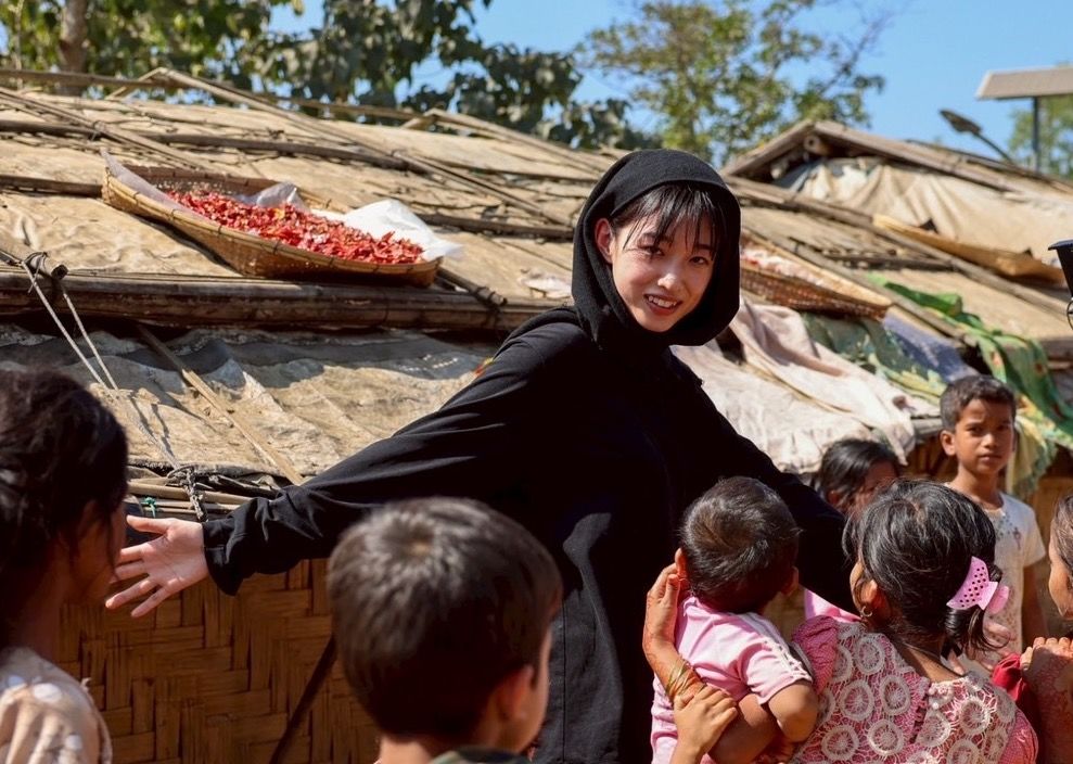 本作の予告編ナレーションを務める河合優実。2026年1月、藤元明緒監督と共にバングラデシュのロヒンギャ難民キャンプを訪問した　©2025 E.x.N K.K.