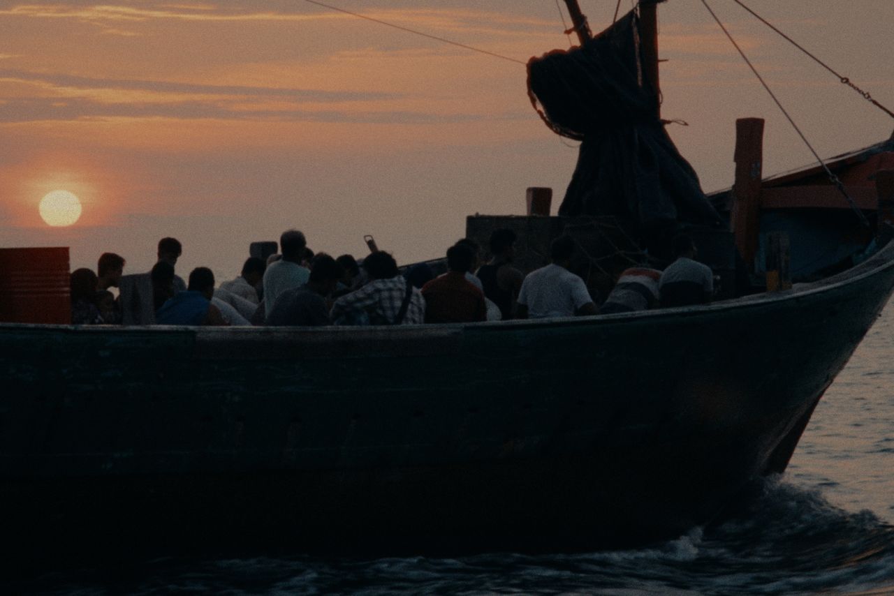 映画『LOST LAND／ロストランド』。粗末な漁船に定員をはるかに超える難民が乗り込み、何日も続く危険な航海に臨む　©2025 E.x.N K.K.