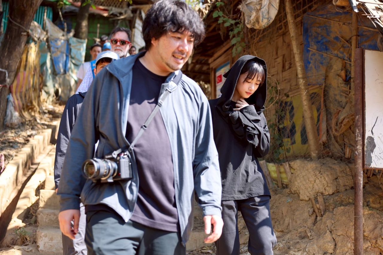バングラデシュのロヒンギャ難民キャンプを訪問した藤元監督と河合優実　©2025 E.x.N K.K.