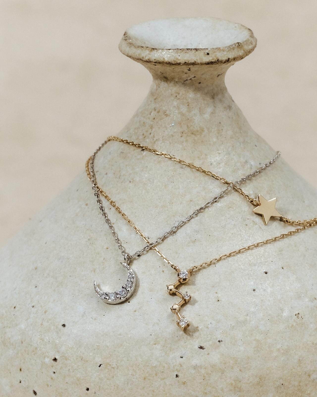 ネックレス(K10WG/ダイヤモンド)39,600円、ネックレス(K10YG/ダイヤモンド) 44,000円、ネックレス(K10YG) 34,100円