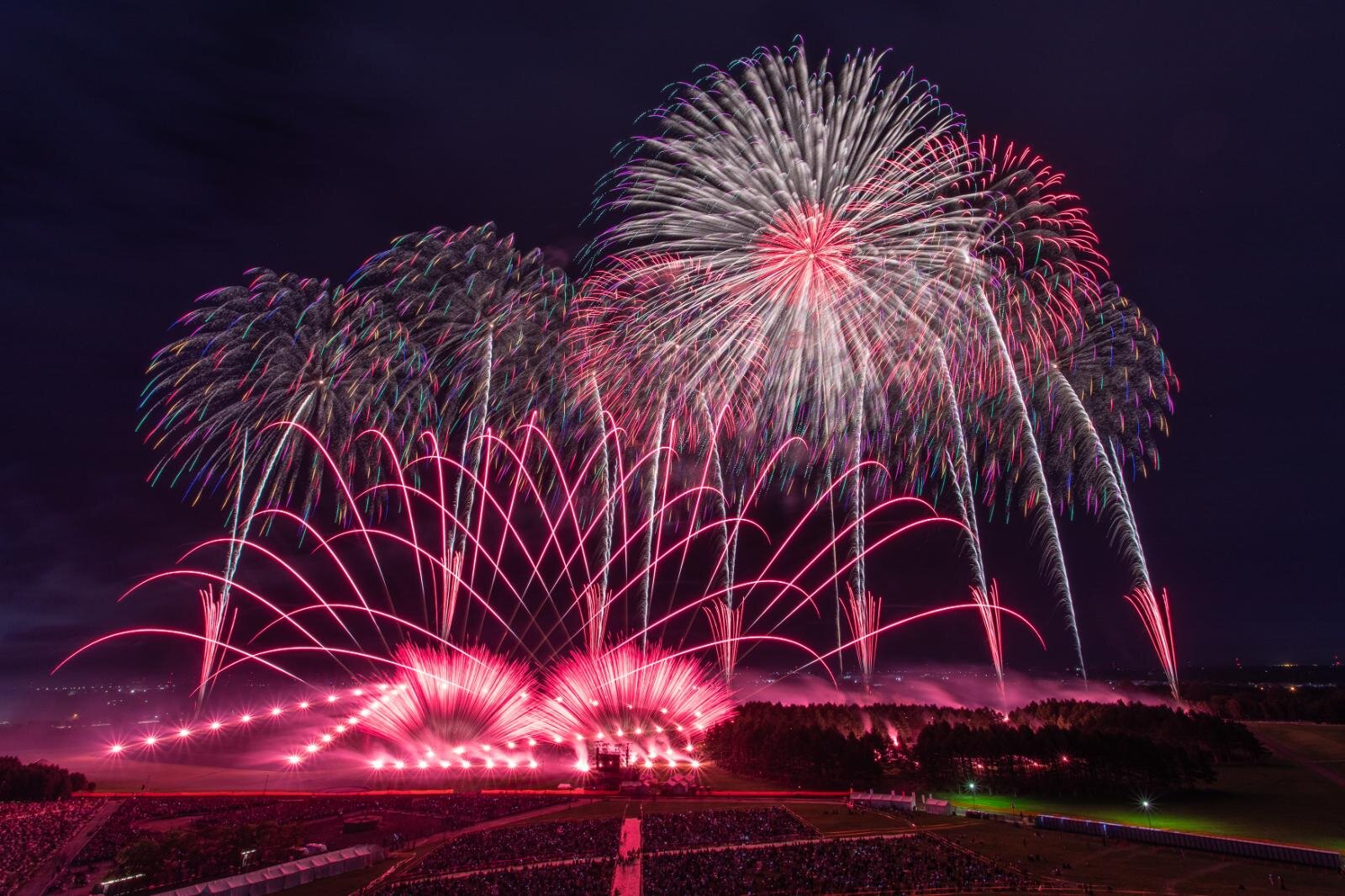 花火と音楽がシンクロ「北海道芸術花火2026」札幌・モエレ沼公園で、地形を生かした“迫力”演出も｜写真1