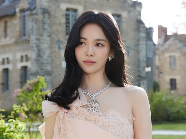 女優ソン・ヘギョ、パリで魅せた圧倒的な美しさ…大胆なシースルードレス姿に女優仲間もうっとり【PHOTO】 | cinemacafe.net