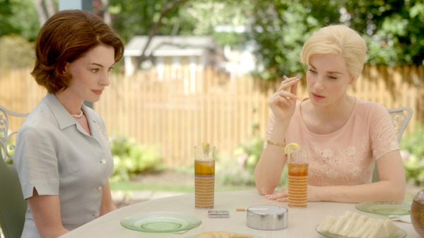 60年代ファッションと母親たちの運命切り取る アン・ハサウェイ×ジェシカ・チャステイン『隣人たち』シーン写真 | cinemacafe.net