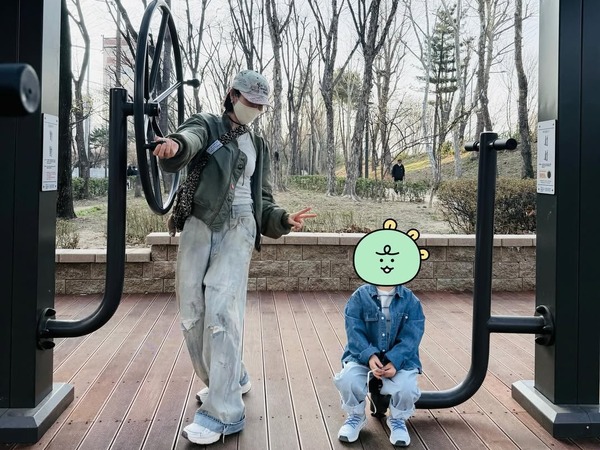 女優ソン・イェジン、愛息子との屋外デート！お洒落な親子コーデに“ほっこり”【PHOTO】 | cinemacafe.net