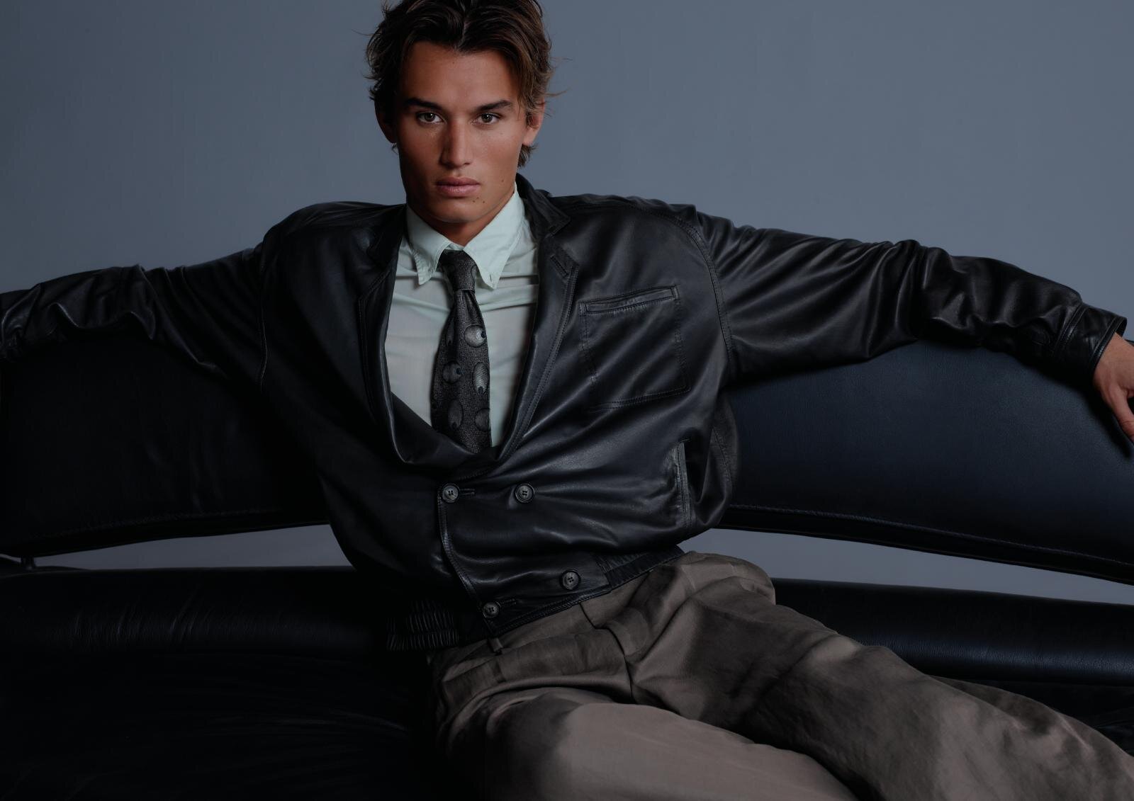 【1979年春夏】リエディション レザージャケット 1,540,000円、シャツ 217,800円 タイ 48,400円、パンツ 275,800円 ※予定価格