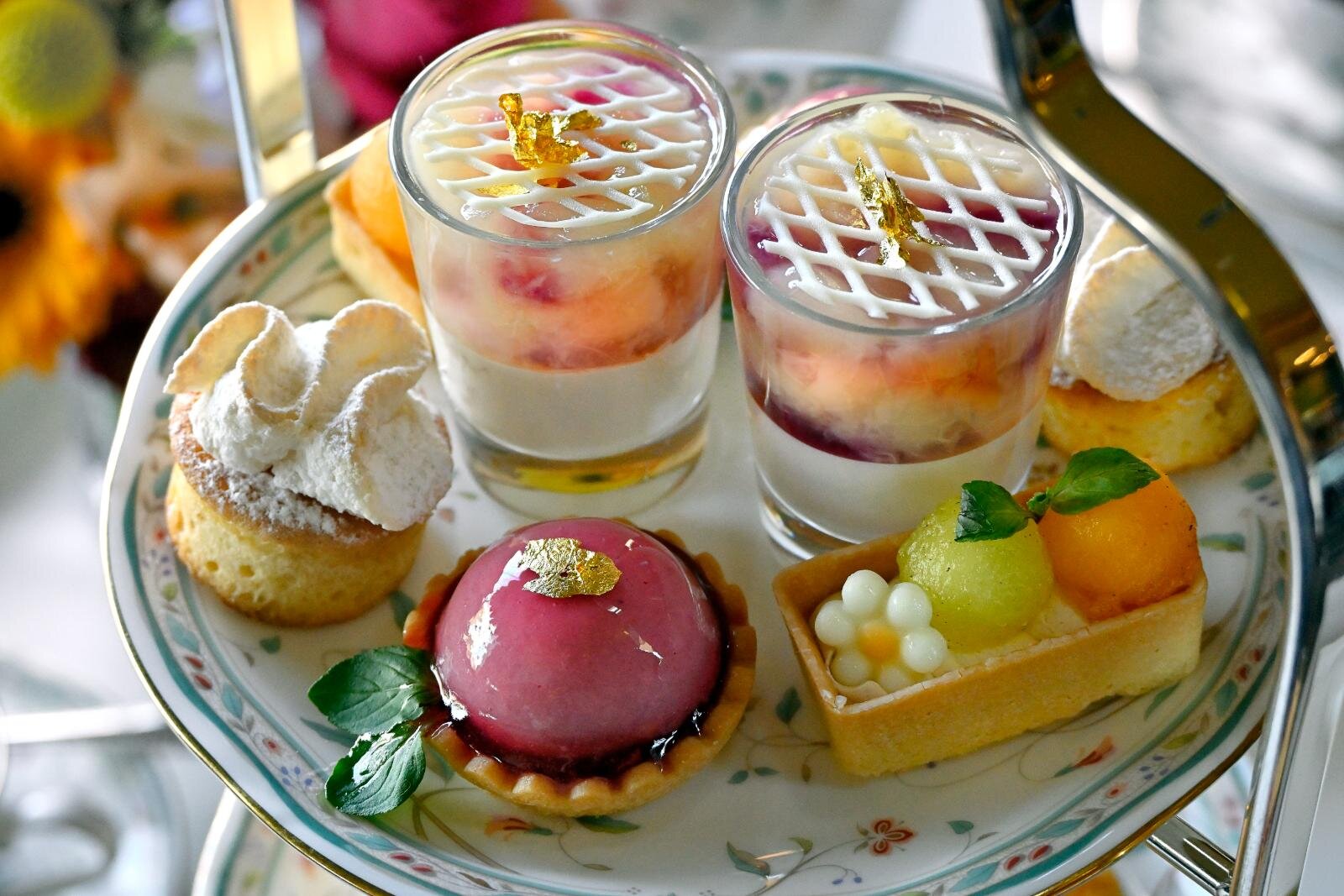 上段・スイーツ) ピーチメルバのヴェリーヌ、ピーチのムースタルト メロンのバターケーキ、メロンのタルト