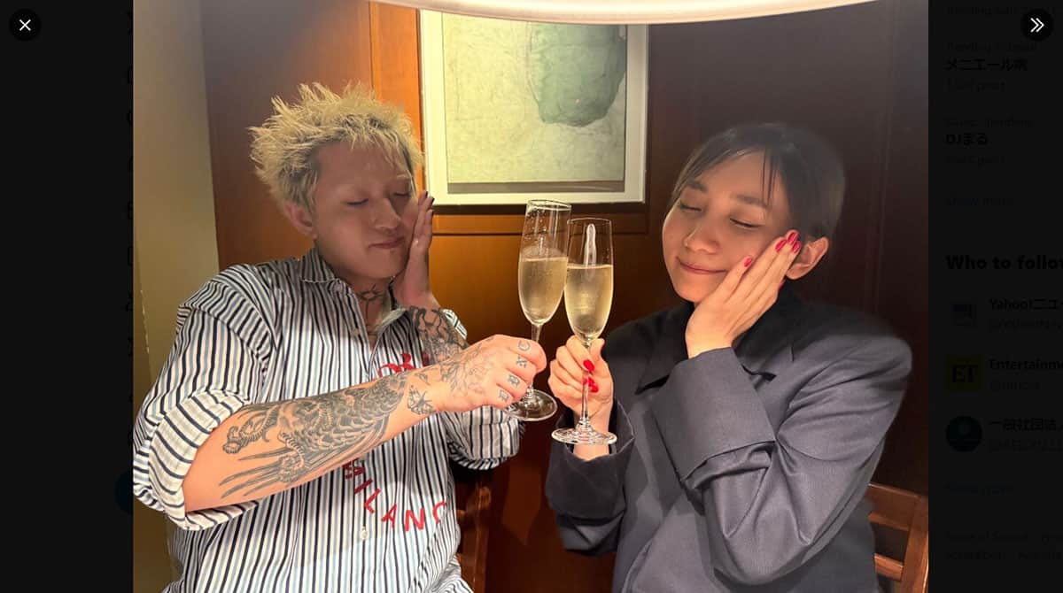 タトゥがびっしり入ったAYASE（「@Ayase_0404」のXより）