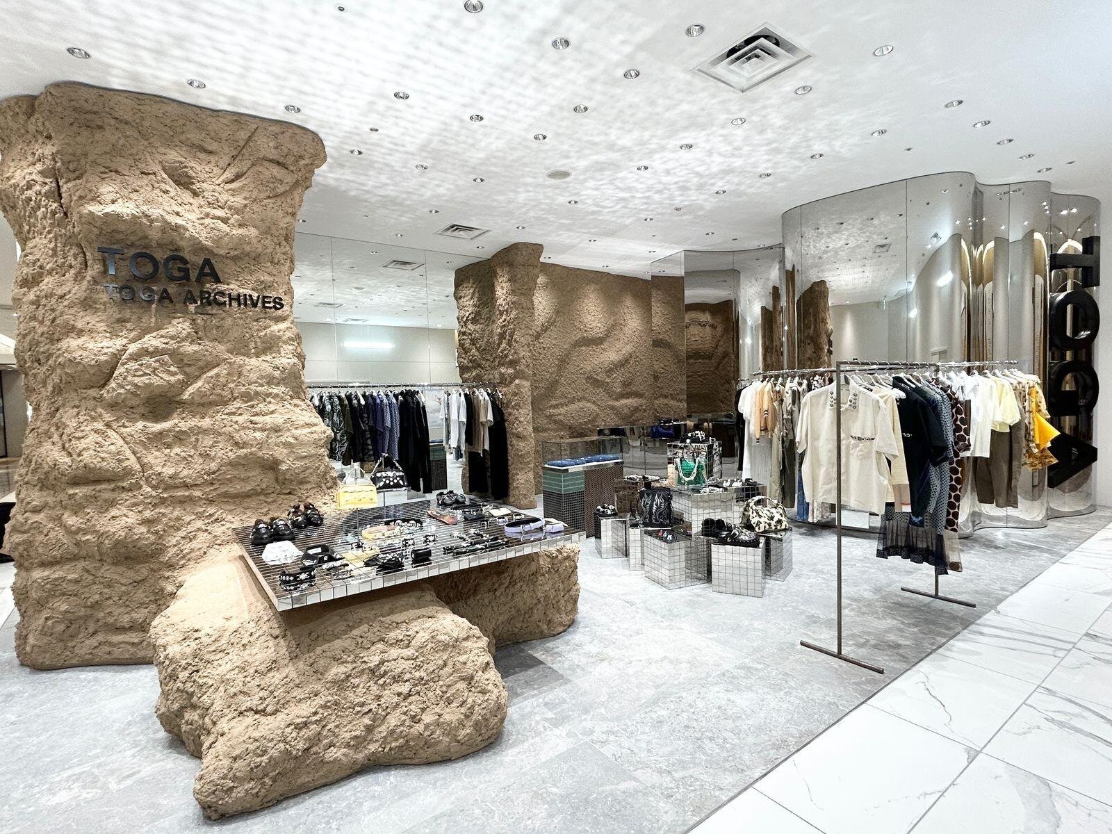 TOGA”メタル”輝くイエローバッグやシンメトリーなバックルベルト、大阪・心斎橋パルコの新店で｜写真3