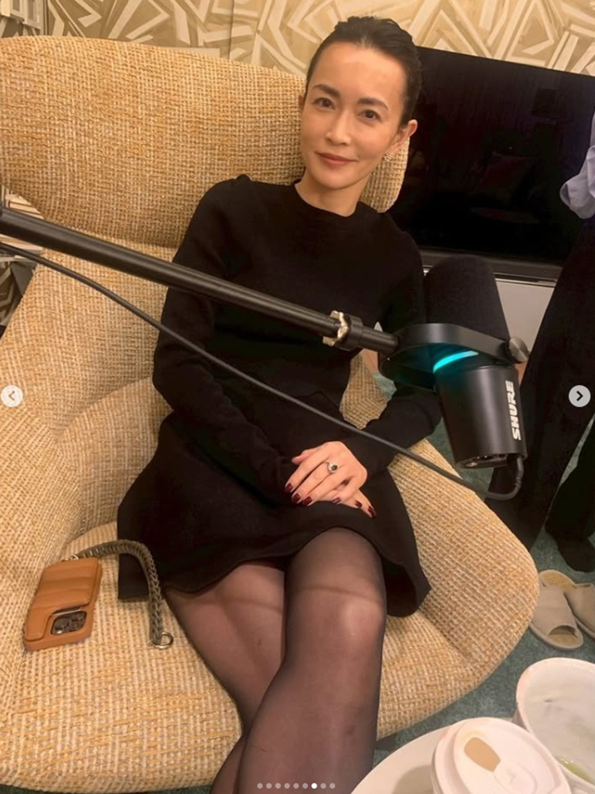 透け黒タイツ姿で近況を報告した長谷川京子（写真・本人Instagramより）