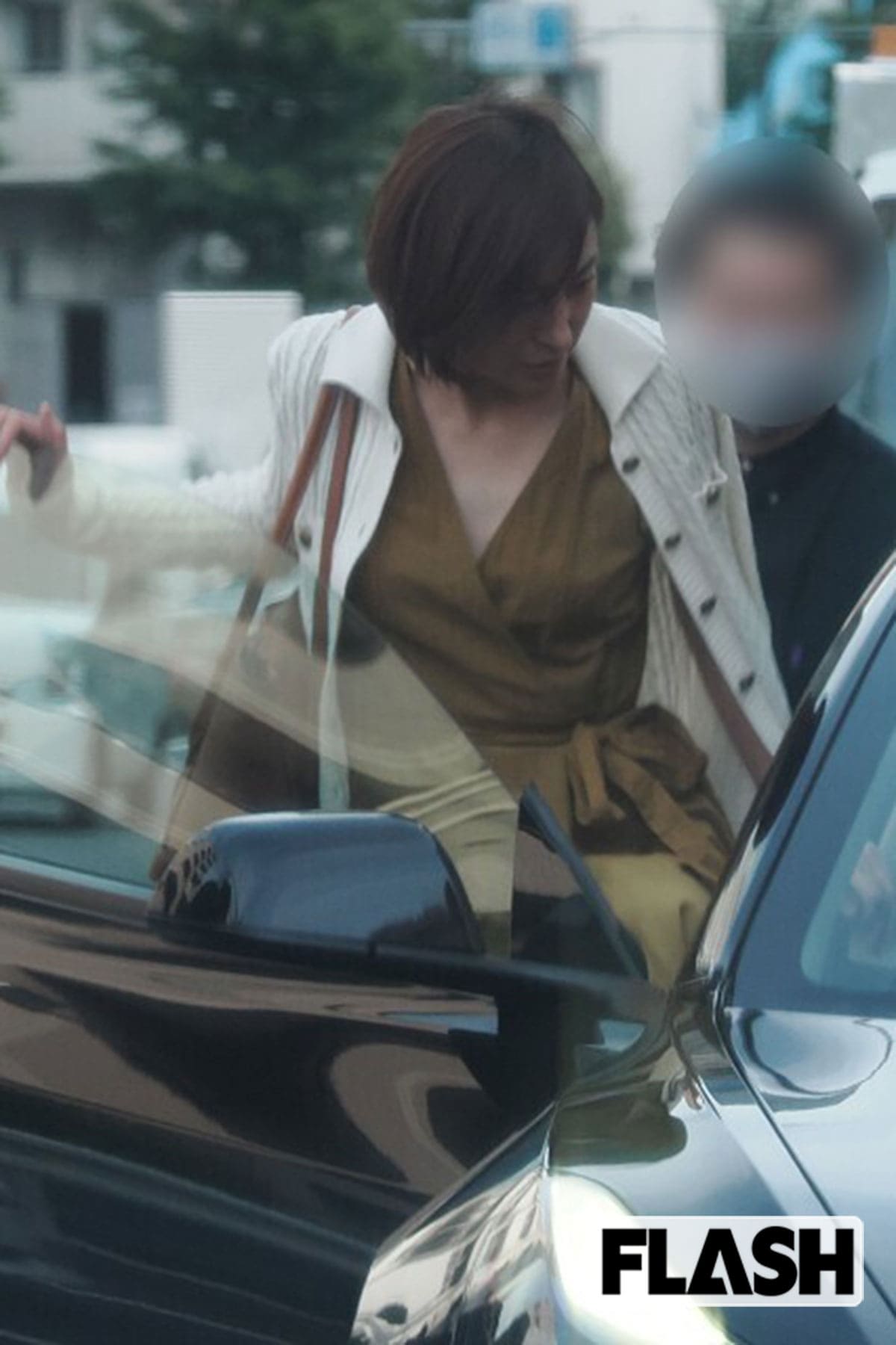 結局、スタッフと思しき男性と鳥羽周作氏を愛車に乗せた広末涼子(2023年)
