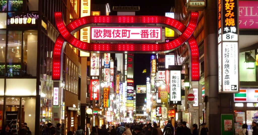 【話題沸騰】映画『炎上』が連日満席の大ヒット! 歌舞伎町の若者を“消費”せず真正面から捉えた「傑作」は、いかにして生まれたか | あなたにしか作れないけれど、世界に通用してしまう 脚本の教室 脚本の教室