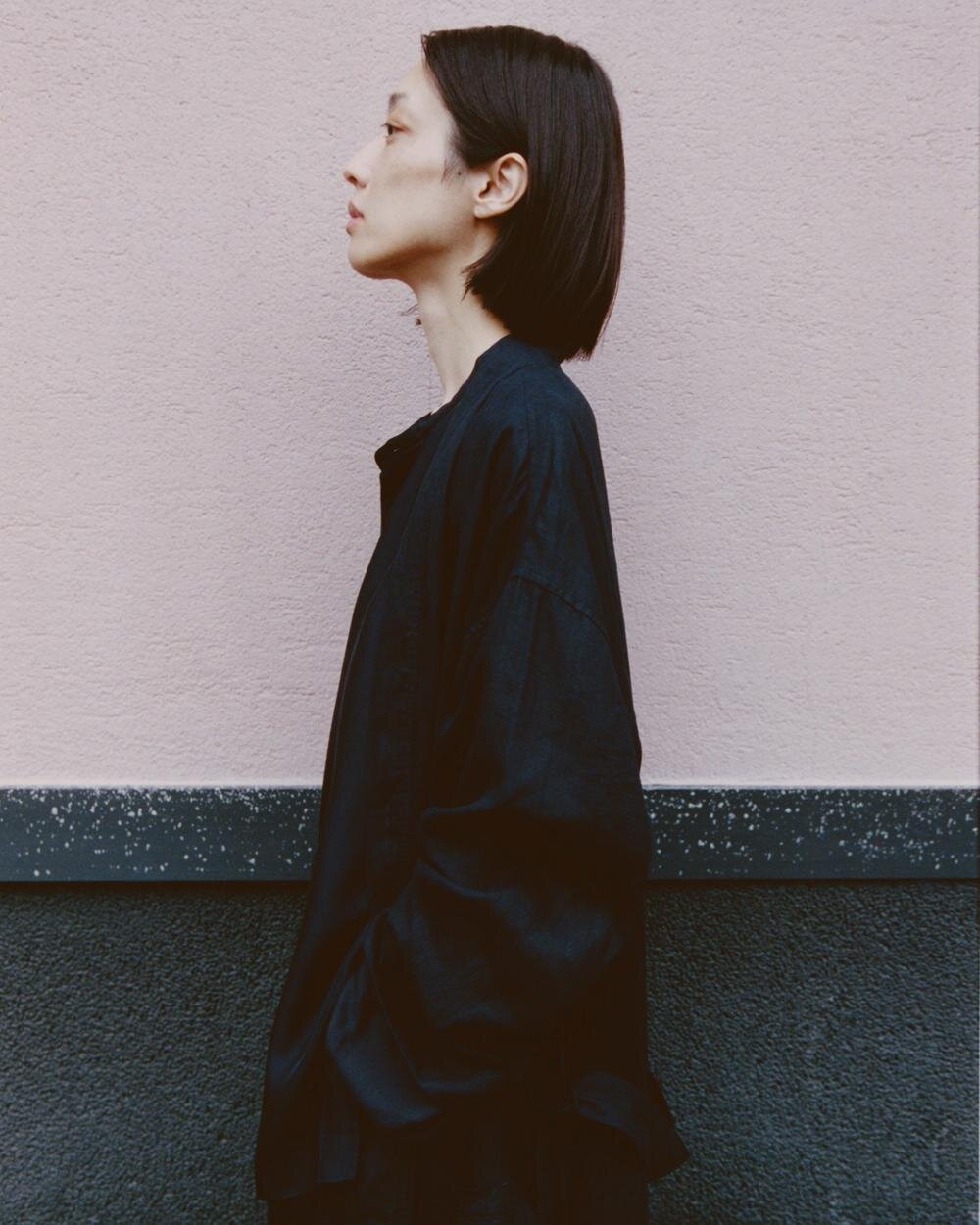 スタジオ ニコルソン関西初直営店が京都寺町にオープン、品格ある“深みネイビー”シャツ＆パンツも｜写真1