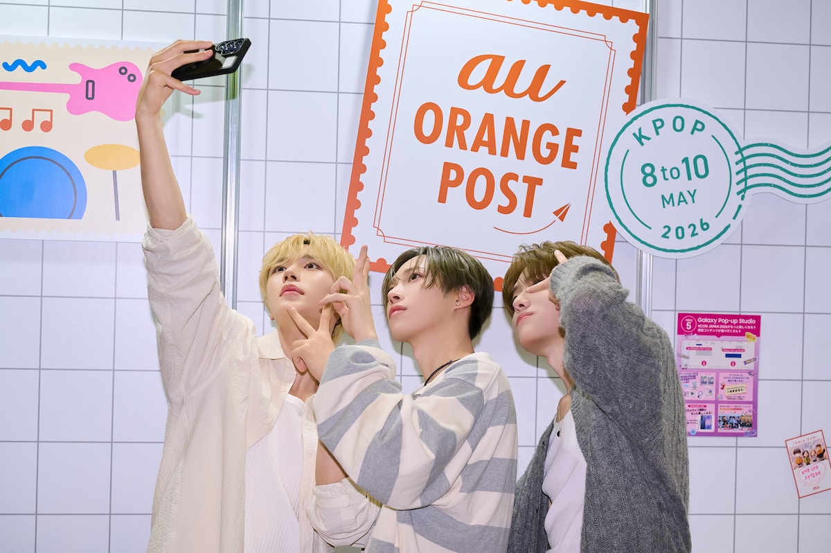 セルフィーを行うJUNSEO、ARNO、SANGHYEON。