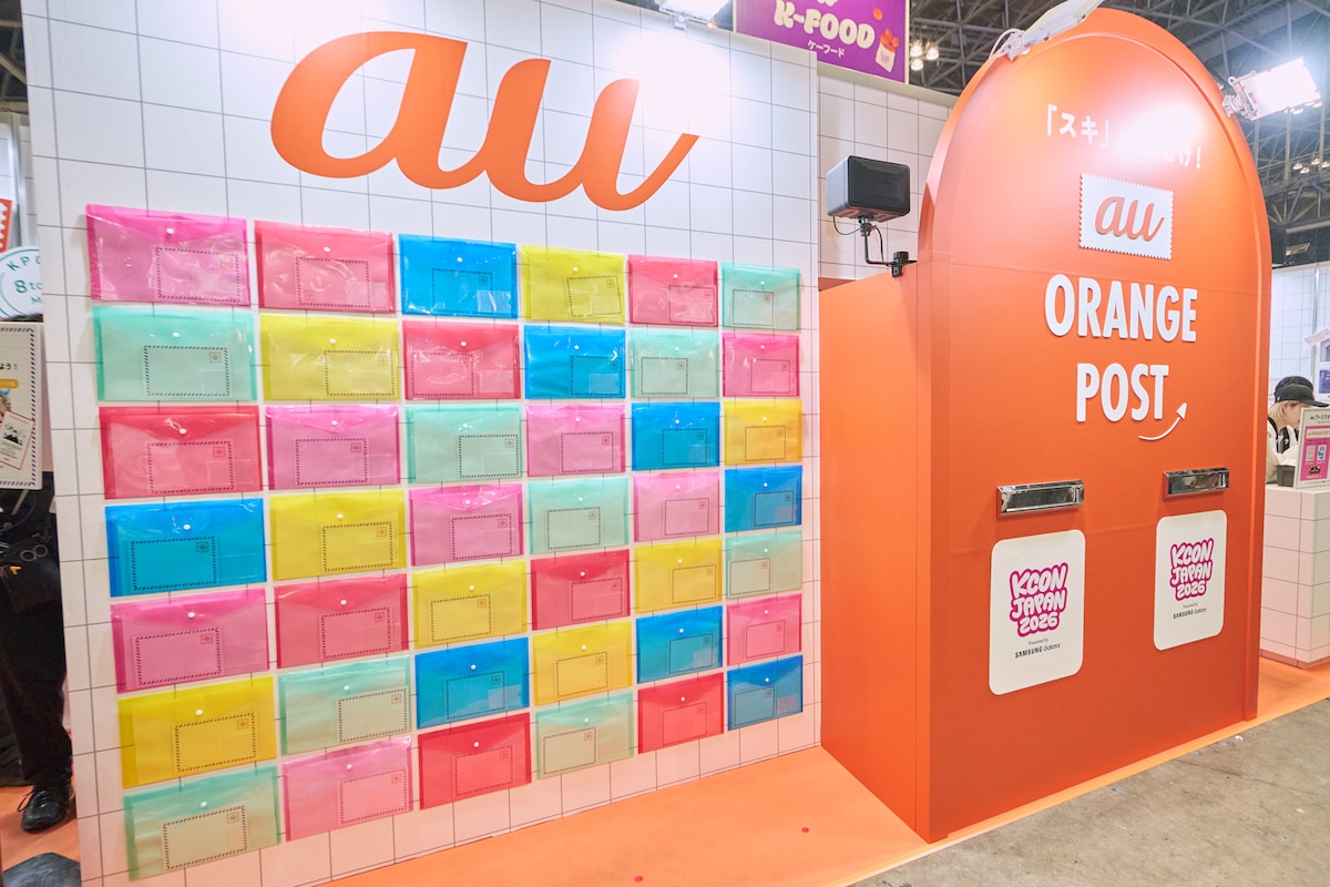 auブース内のコンテンツ「au ORANGE POST」の写真。
