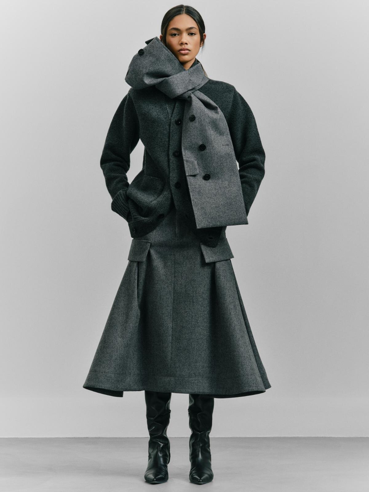 sacai 2026年秋冬ウィメンズコレクション、花開く瞬間の躍動としなやかな佇まい｜写真2