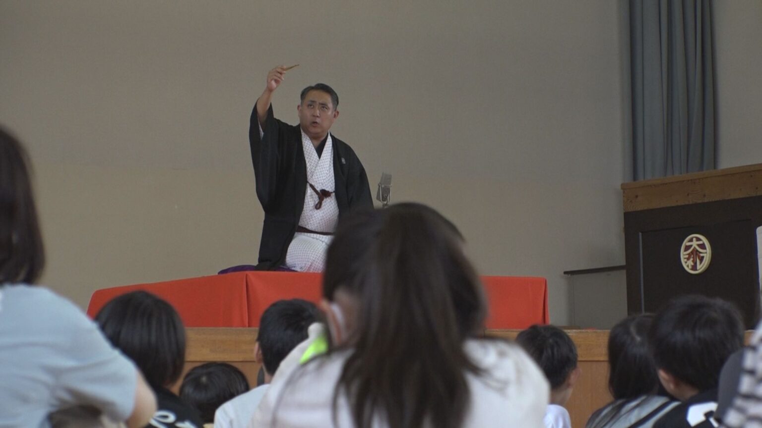 伝統芸能に触れる 大和小学校で落語の公演会 | 上越妙高タウン情報 伝統芸能に触れる 大和小学校で落語の公演会