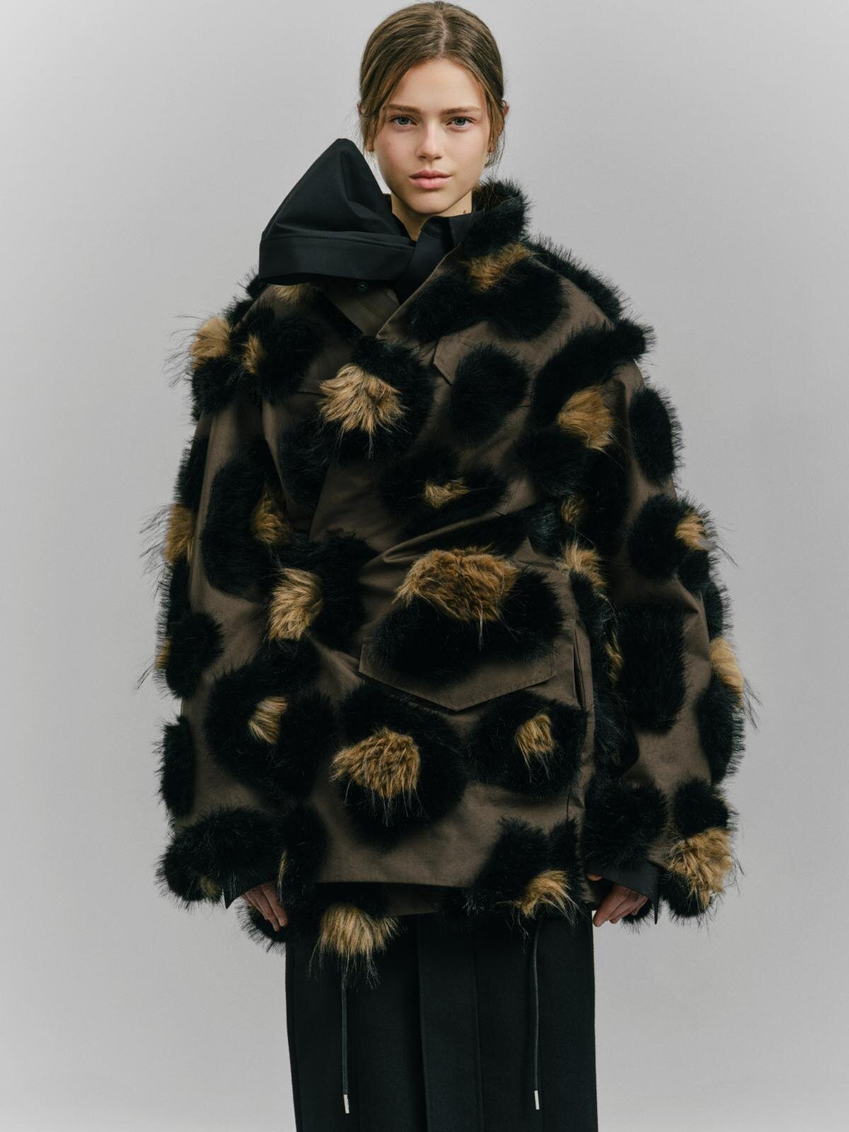 sacai 2026年秋冬ウィメンズコレクション、花開く瞬間の躍動としなやかな佇まい｜写真15