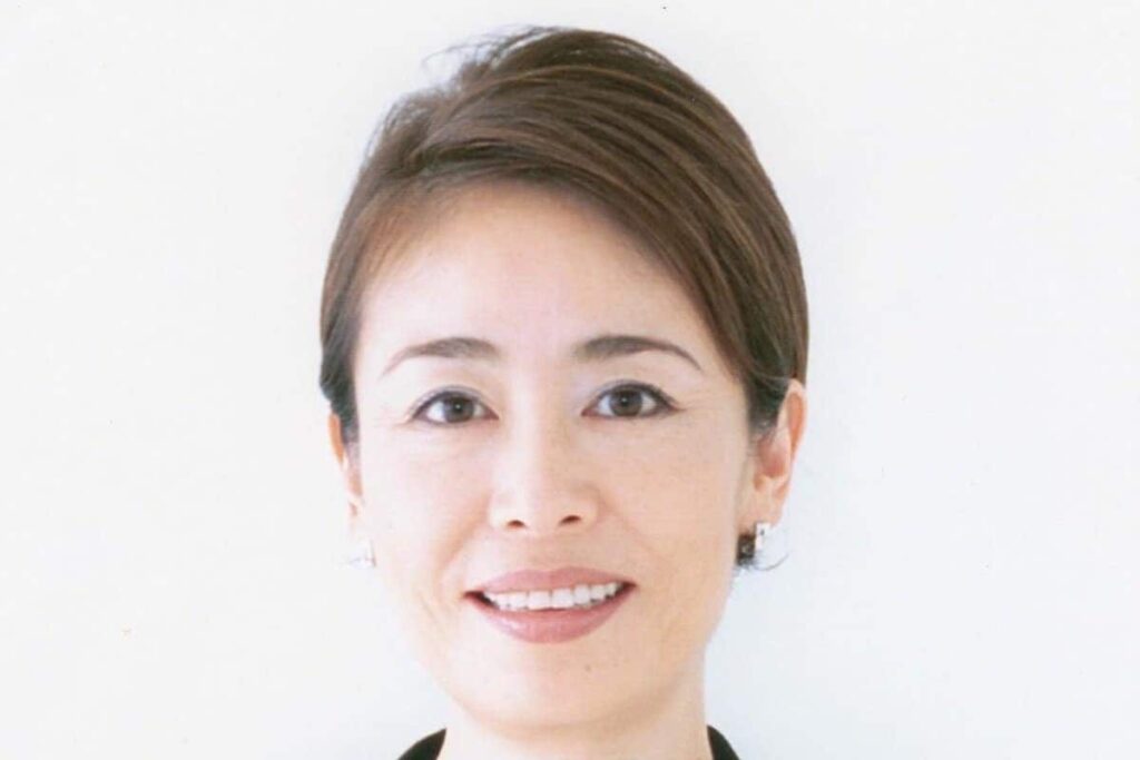 67歳 安藤優子 高見えがすごい「上下UNIQLO」コーデ。ネイビーワントーンに抜け感をプラス「UNIQLOに見えない」「プチプラでも品が…」と反響。法政大学での「先生の日コーデ」 1か月あたりのファッション＆美容費用についても解説 | LIMO