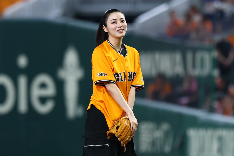 始球式に登場した池田エライザさん【写真：加治屋友輝】