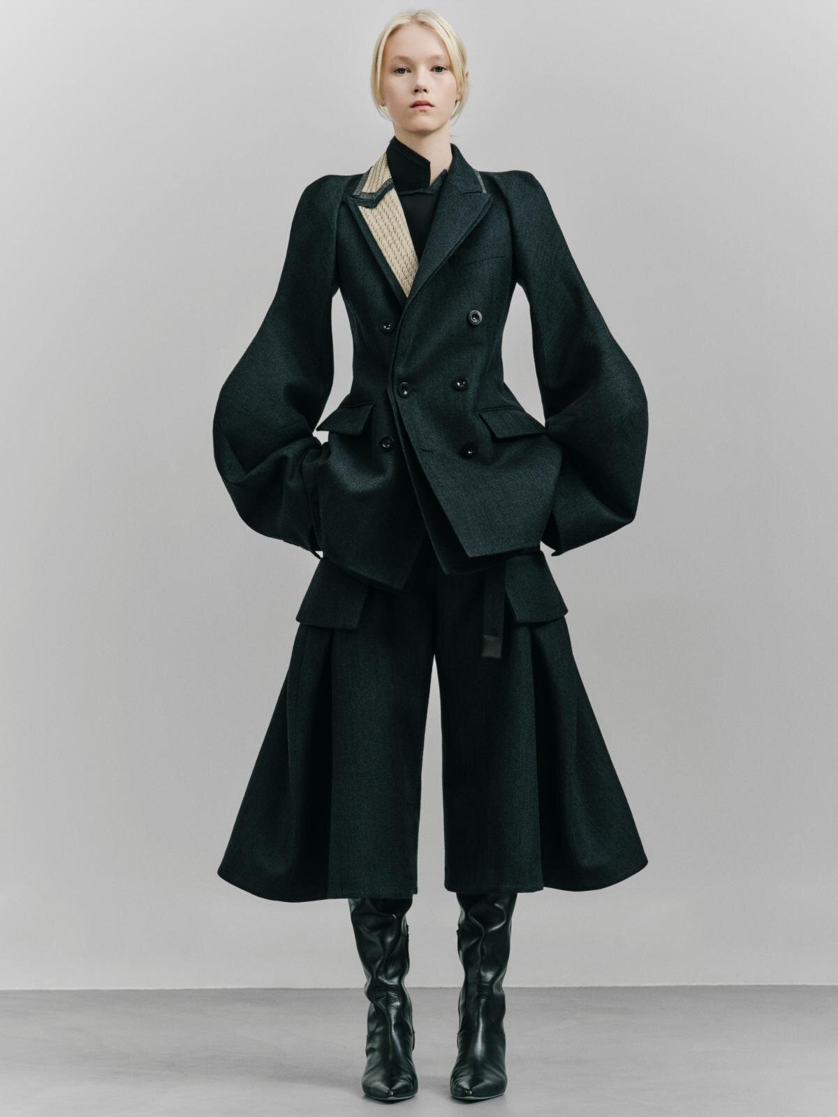 sacai 2026年秋冬ウィメンズコレクション、花開く瞬間の躍動としなやかな佇まい｜写真31