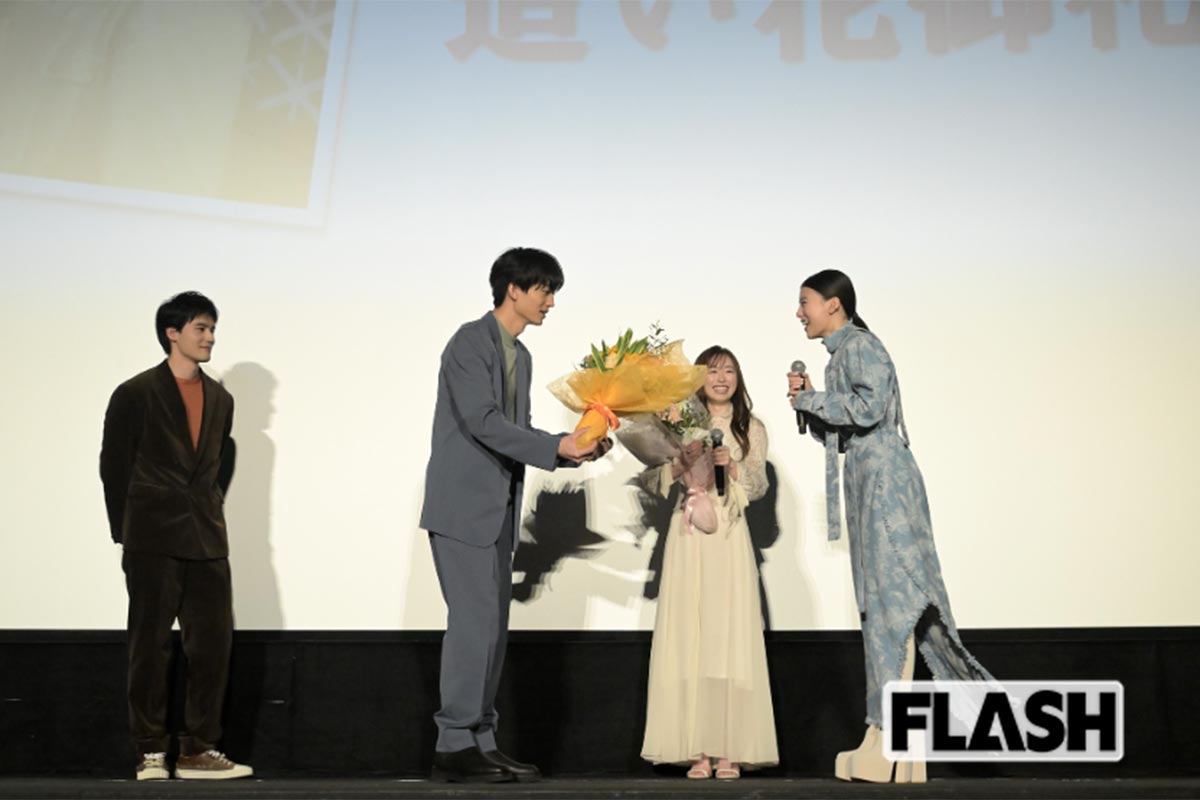 映画『あの花が咲く丘で、君とまた出会えたら。』の公式サイトより。大ヒット記念の舞台挨拶では、伊藤健太郎が出口夏希に対し「僕の周りは出口夏希がいい、しか言いません」という言葉を投げかけながら花束を渡す場面も。この“グイグイ仕草”が、熱愛報道で掘り返されている