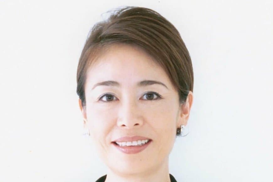 67歳 安藤優子「全身UNIQLO」初夏コーデが反響。淡いブルーシャツと白ワイドパンツで作る、疲れにくく上品な大人の着こなし「上級編ですね」「いつも参考にしてます」の声。