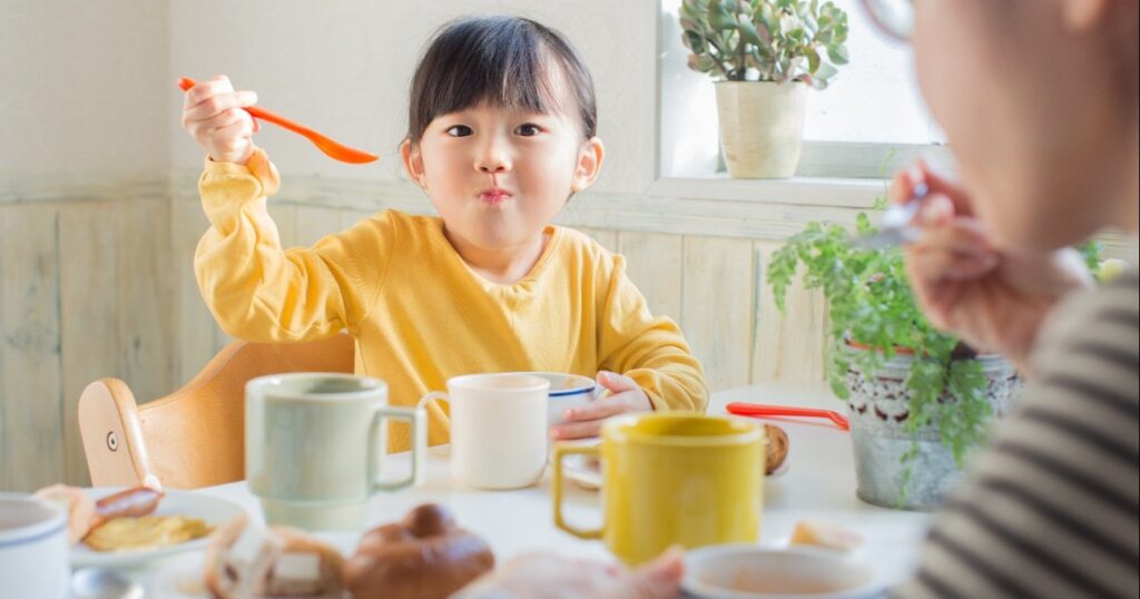 【要注意】食卓で「品のなさ」が即バレする、たった1つの行動 | まいにちがたのしくなるおやくそく できるかな? | ダイヤモンド・オンライン 【要注意】食卓で「品のなさ」が即バレする、たった1つの行動