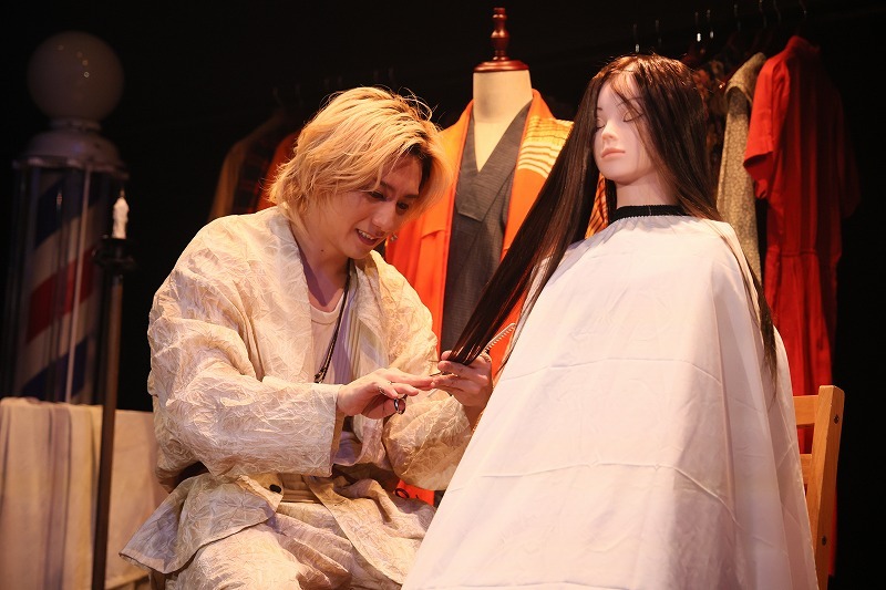 山﨑晶吾、俳優活動10周年を記念した”一人芝居”が開幕! 『Nobody knows me』舞台写真が到着 | SPICE Yamazaki shogo oneman show 『Nobody knows me』(撮影=和田咲子)