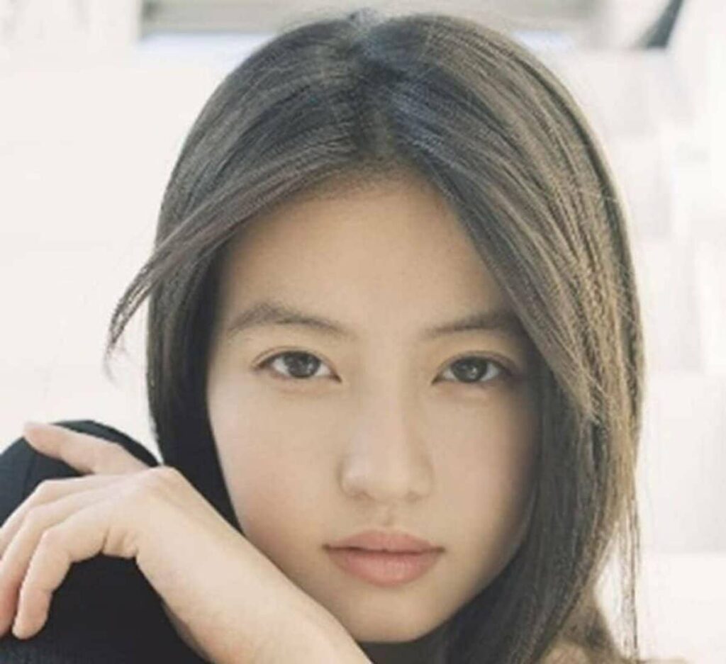 今田美桜 美スタイル際立つ！黒キャミ姿に反響「めっちゃ可愛い」「顔綺麗スタイル良い」グッズ撮影のオフショットをスタッフが投稿 1か月あたりのファッション＆美容費用についても解説 | LIMO