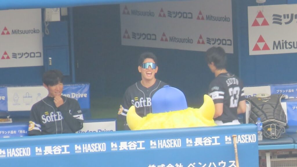 【今日で最後のお別れ】ベイスターズ戦最終日に仲良しのチャピーをホークスベンチに呼び、色々と話をする栗原陵矢