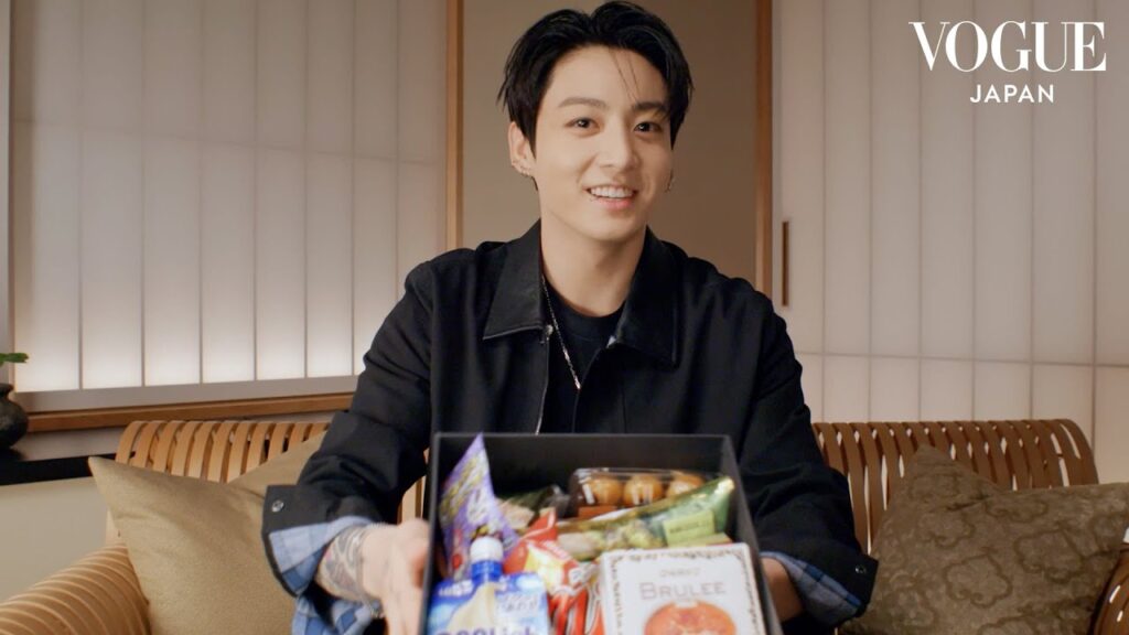 JUNG KOOKがセブンイレブンのお菓子を試食！| VOGUE JAPAN