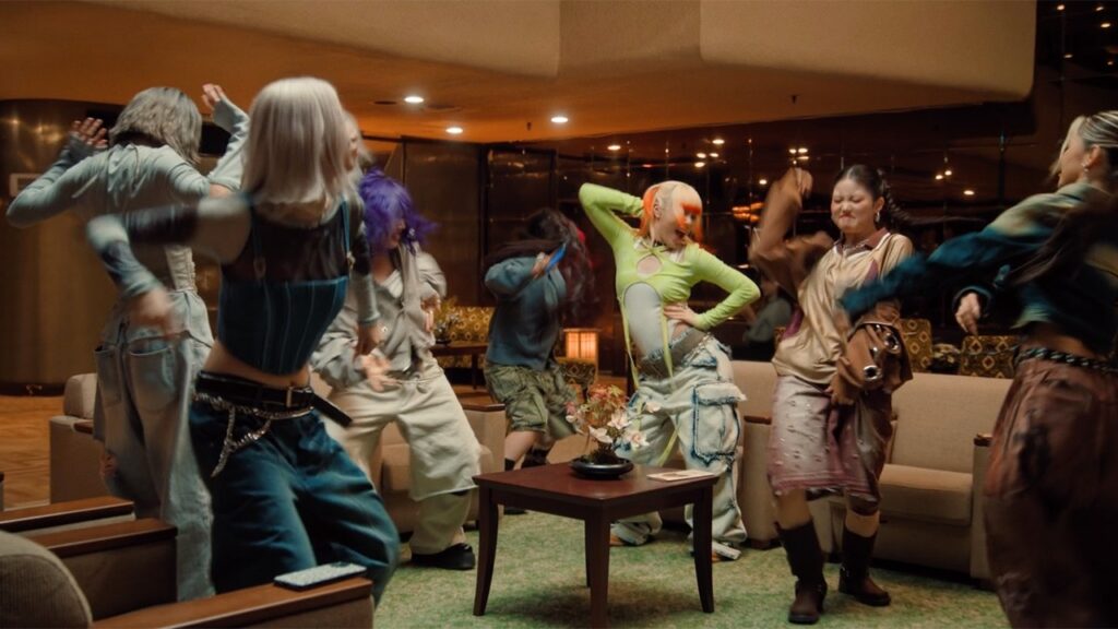 HANA、ノリノリでダンス！　Amazon「プライムデー」新CM「ワクワク広がる」編＋メーキング