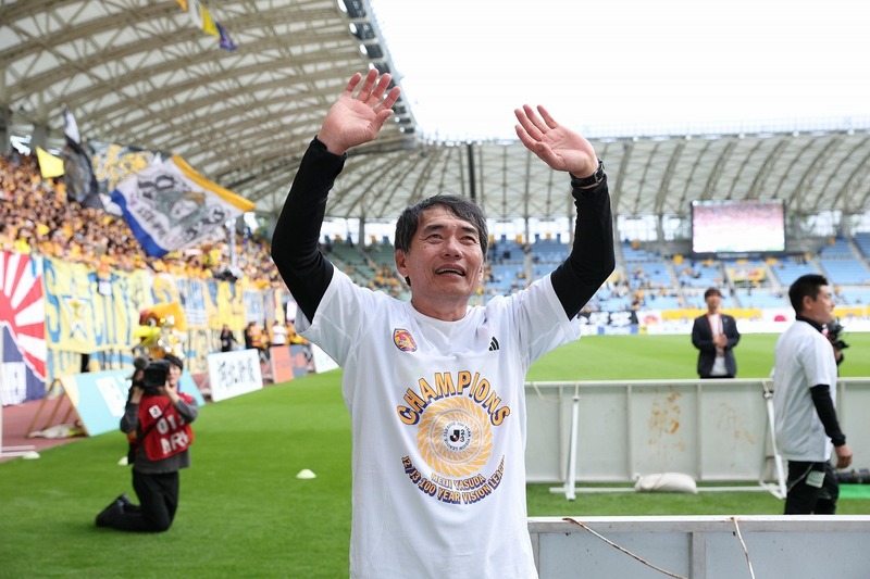 ベガルタ指揮官が歓喜の雄叫び「寿命が縮まるじゃないかー！」。PK戦を制して優勝「こんなシナリオ、誰が書いたんだ！ 俺だ」と一人ボケツッコミも | サッカーダイジェストWeb