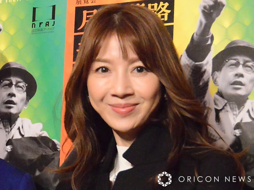 「世界一美しく尊い60」還暦迎えた君島十和子、真っ赤なドレス姿の近影に驚きの声「60歳なんて見えない」「本当にお綺麗です」 夫&娘たちとの家族4ショットも - オリコンニュース
