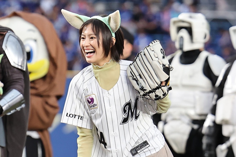 “コスプレ姿”の美人女優に悶絶 黒髪ショート&大きな耳…可憐な一投が「めっちゃ可愛い」 | Full-Count セレモニアルピッチを行った恒松祐里さん【写真:球団提供】