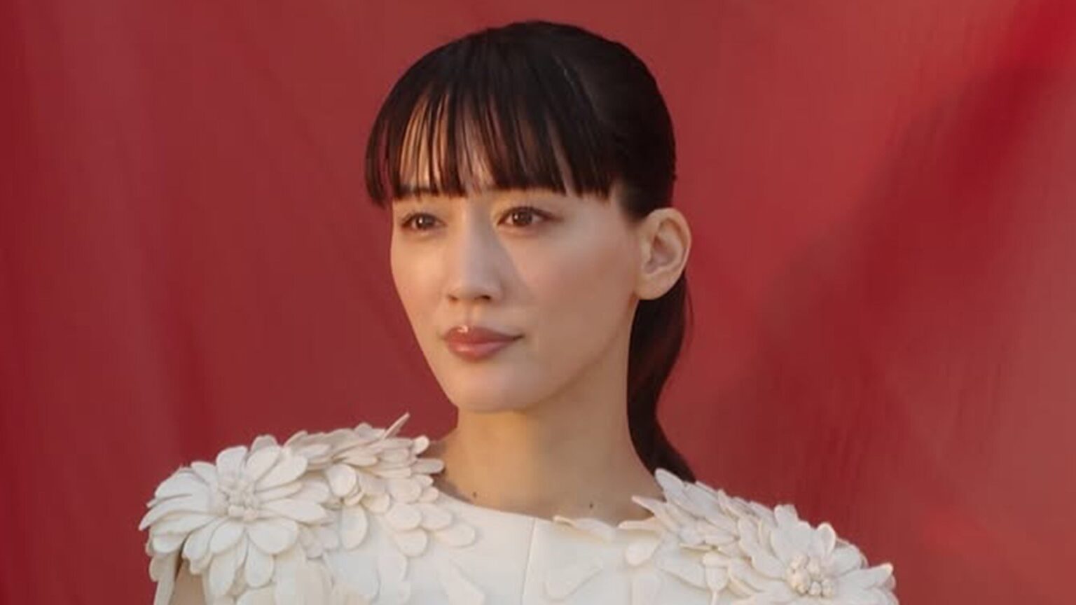 綾瀬はるか マネージャー撮影の貴重なオフショット公開!映画『箱の中の羊』撮影中に見せた自然体な笑顔に「いつも楽しそう」「素敵です」（めざましmedia） - Yahoo!ニュース